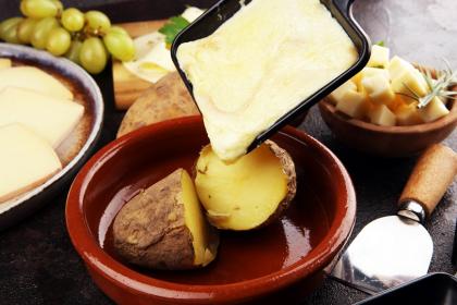 Geschmolzener Raclette Käse auf Kartoffeln